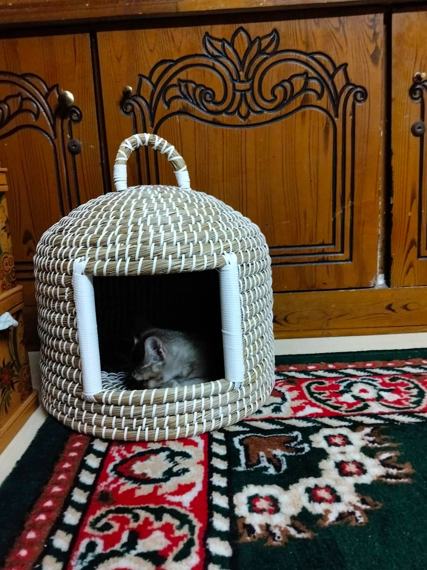 Artisan-Crafted Breathable Cat Nest for All Seasons