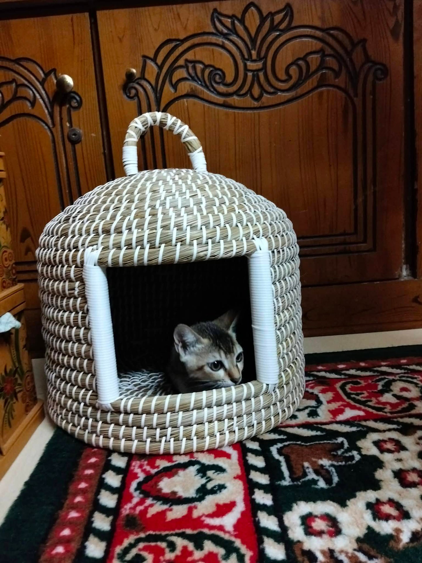 Artisan-Crafted Breathable Cat Nest for All Seasons